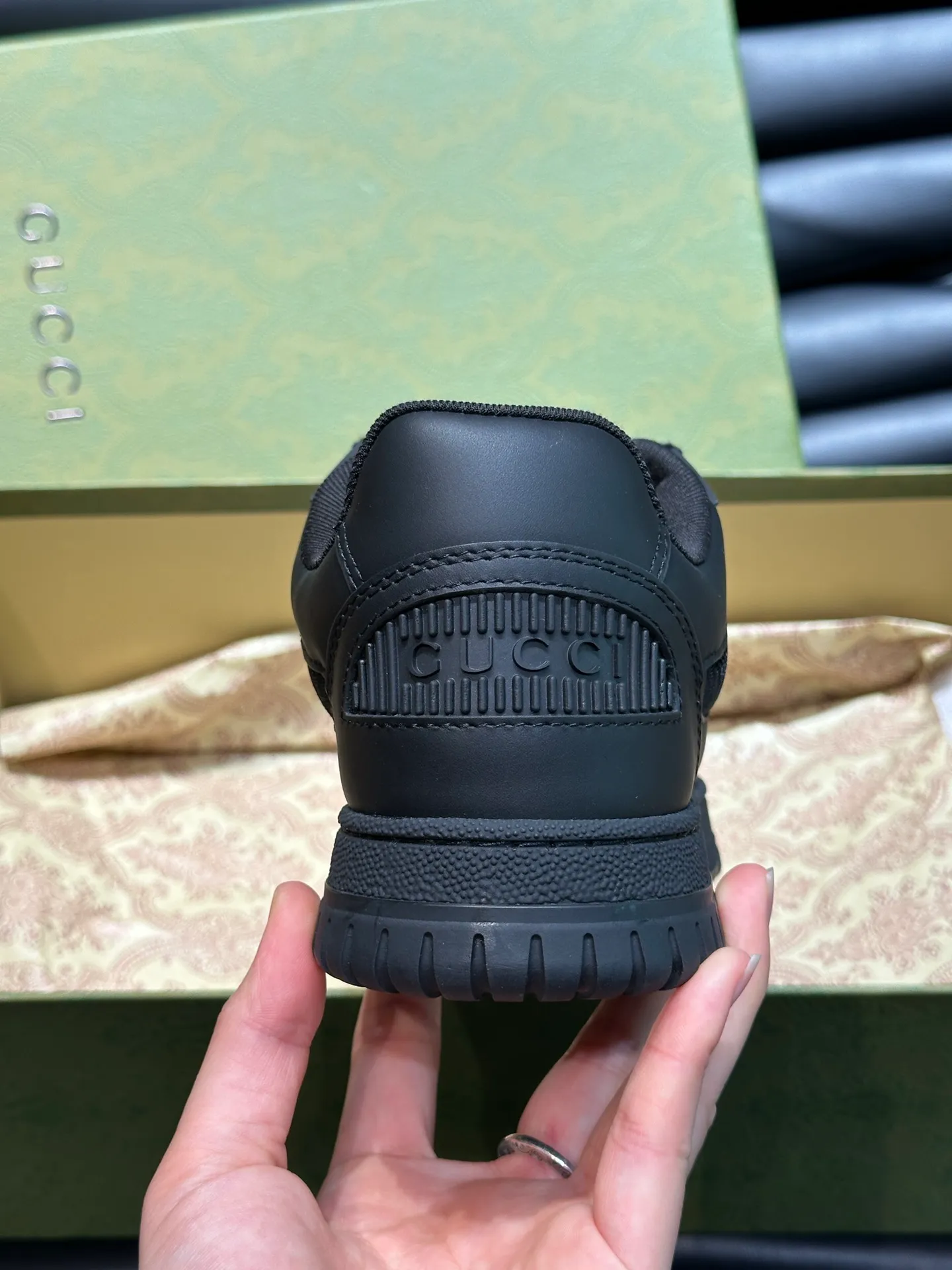 Men's shoes 💰p540 "GUCC*" New couple 👫 distressed effect sneakers, this low-top sneaker adopts a basketball-style silhouette design, cleverly integrated with hollow panels and distressed effects, showing its unique ingenuity. The ingenuity incorporates brand logo details such as interlocking Double G styling accessories and Gucci lettering, a low-key tribute to the brand's design heritage. A rubber non-slip outsole, inlays and embossed sole give the entire design a contemporary feel. Size: Female 35-39, Male 38-44